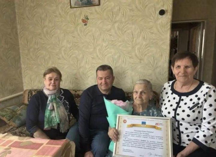 Столбище авылыннан ярты гасырлык стажы булган укытучы Елена Фомина 95 яшьлек юбилеен билгеләп үтте