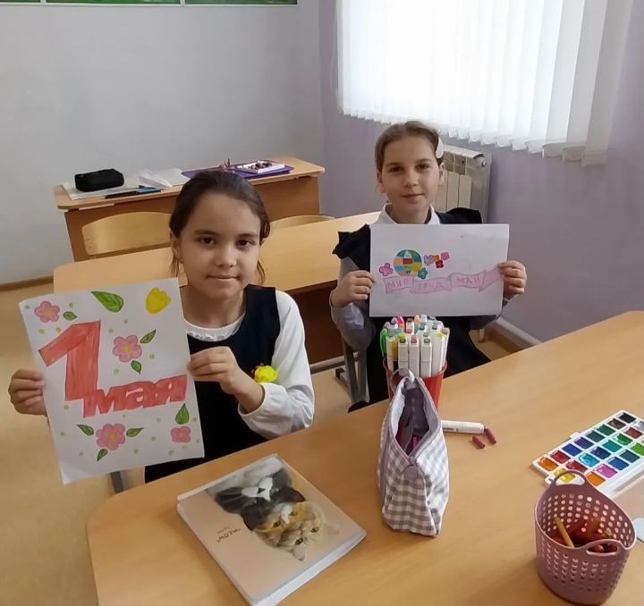 Выставка детских рисунков к Первомаю