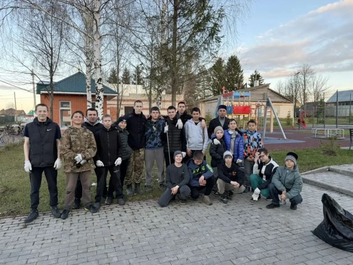 Учащиеся Лаишевского района отметили Первомай уборкой сельских улиц