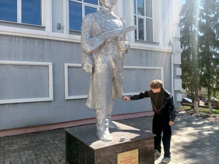 Лаишевские волонтеры покрасили памятник участникам ВОВ ко Дню Победы