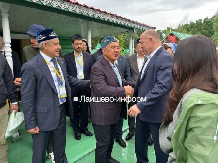 Лаеш районы башлыгы Илдус Зарипов Мирный поселогындагы Сабантуйда кунакларны каршы ала