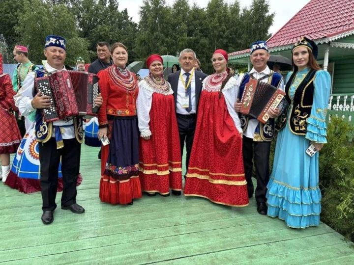 Лаеш районы башлыгы Илдус Зарипов Мирный поселогындагы Сабантуйда кунакларны каршы ала