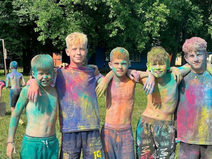 В лаишевском лагере «Липки» провели фестиваль «Краски России»