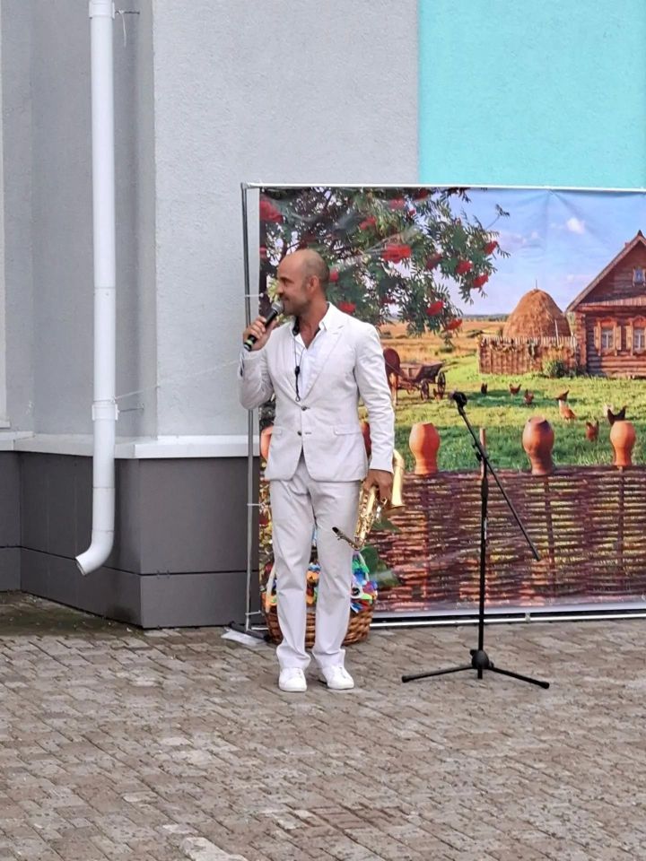 Дождь, саксофон и «Гроздья рябины»: смотрите репортаж из счастливого села