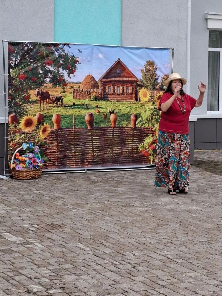 Дождь, саксофон и «Гроздья рябины»: смотрите репортаж из счастливого села