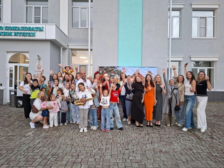 Дождь, саксофон и «Гроздья рябины»: смотрите репортаж из счастливого села