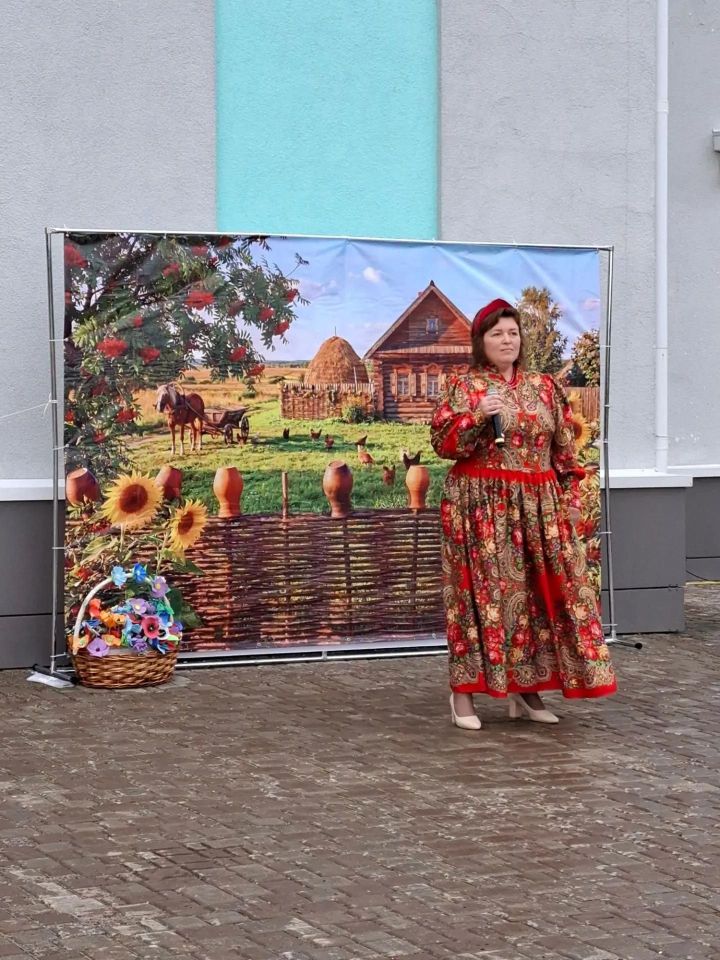 Дождь, саксофон и «Гроздья рябины»: смотрите репортаж из счастливого села