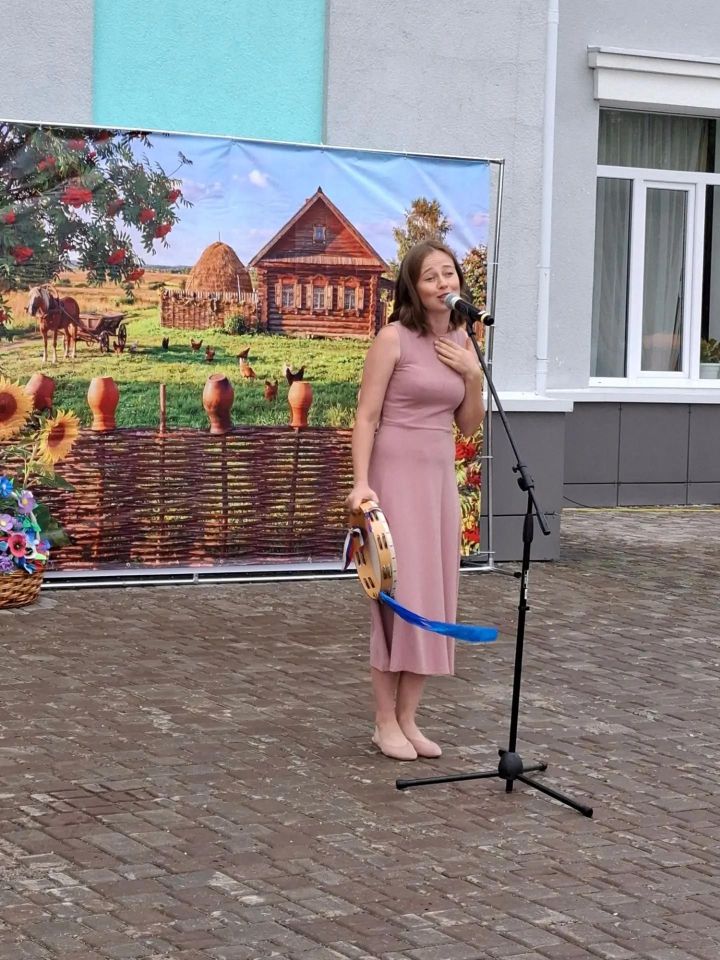 Дождь, саксофон и «Гроздья рябины»: смотрите репортаж из счастливого села