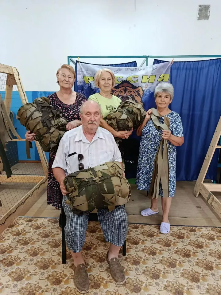 Тыл, ставший щитом: Как в Песчано-Ковалинском пункте день за днем плетут маскировочные сети для бойцов СВО