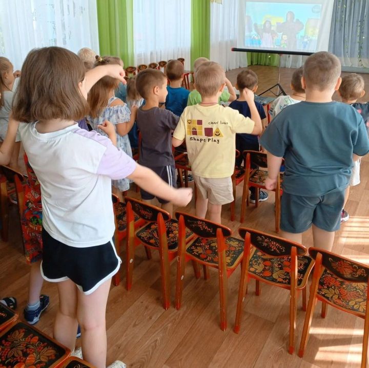 Юные лаишевцы отметили день рождения светофора игрой и пользой