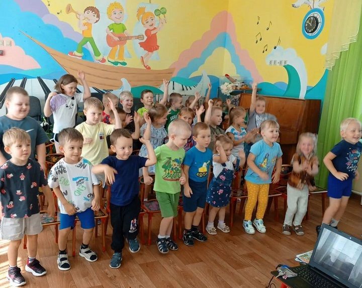 Юные лаишевцы отметили день рождения светофора игрой и пользой