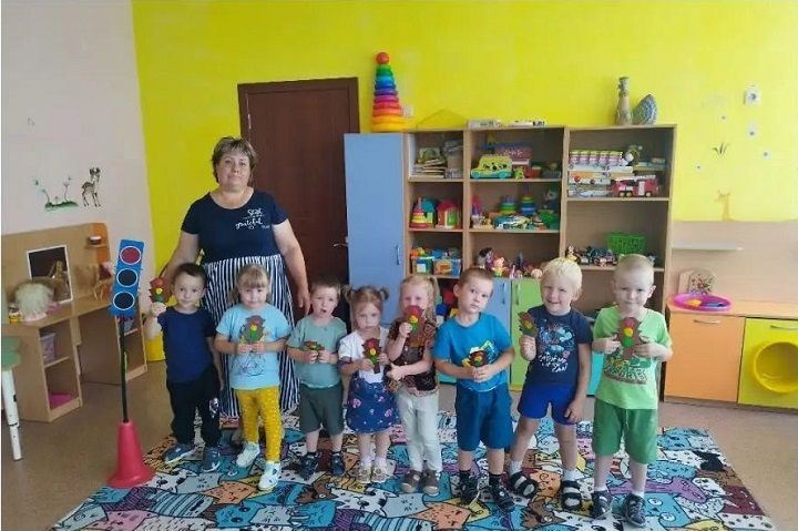 Юные лаишевцы отметили день рождения светофора игрой и пользой